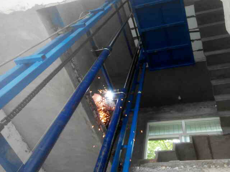 升降货梯安装现场
